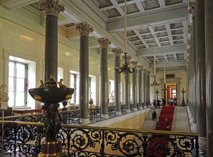 Эрмитаж. Парадная лестница в Новом Эрмитаже.