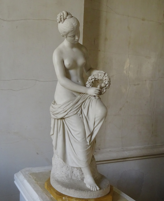 Эрмитаж. Скульптура &quot;Пряха&quot;.