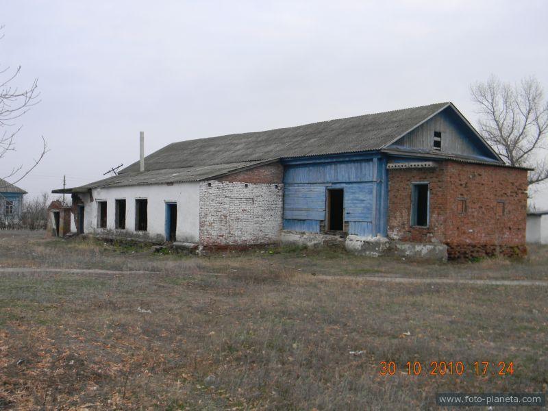 Бывшая церковь Дмитрия Салунского постройка1741г. после революции клуб.