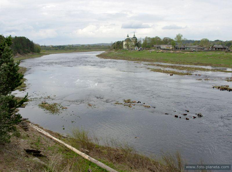Важины. Вид на реку  Важинку и село Курпово