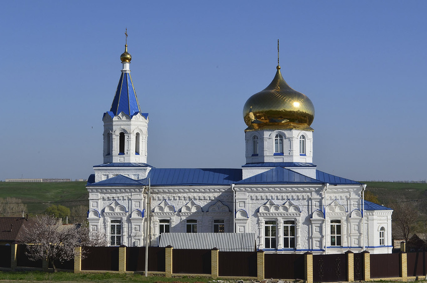 Храм в честь и во славу Георгия Победоносца в хуторе Лихом Сулинского благочиния.