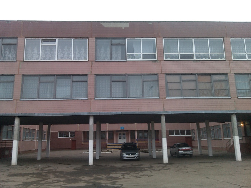 Учебно-воспитательный комплекс (по-простому-Школа №7).Вид на школьный корпус со двора.29.02.2016.