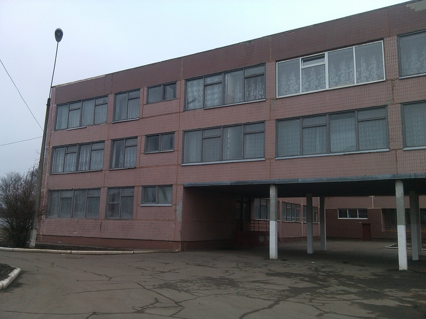 Учебно-воспитательный комплекс (по-простому-Школа №7).Вид на школьный корпус со двора.29.02.2016.