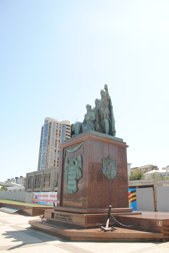 Памятник адмиралам основателям города.