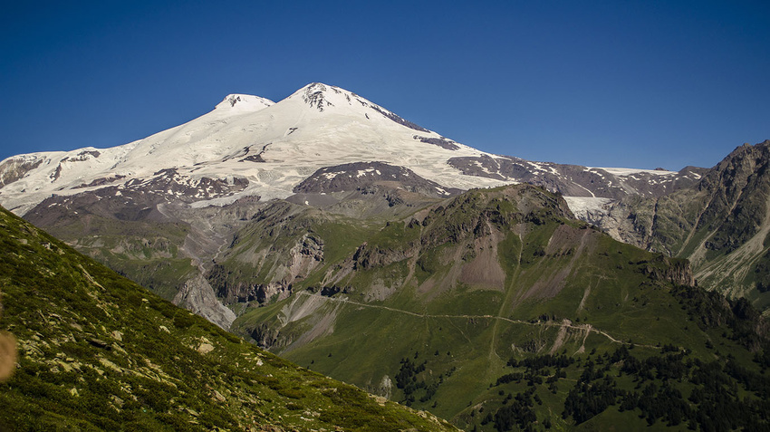 Вид на  вершины Эльбруса с горы Чегет. 24.07.2015г.
