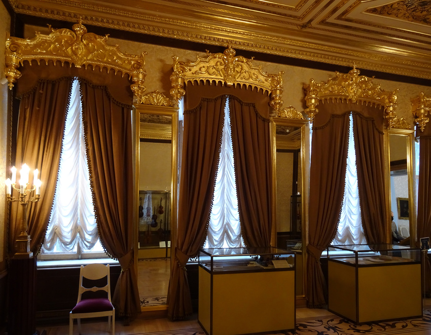 Шереметевский дворец. Золотая гостиная.