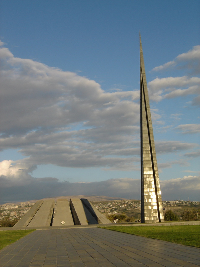 Цицернакаберд. Мемориальный комплекс в Ереване, посвящённый жертвам геноцида армян 1915 года.