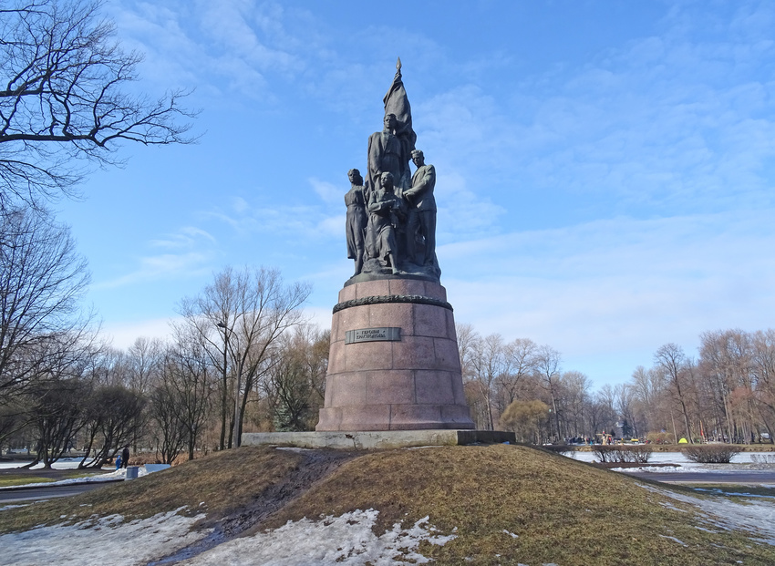 Парк &quot;Екатерингоф&quot;. Памятник героям Краснодона.