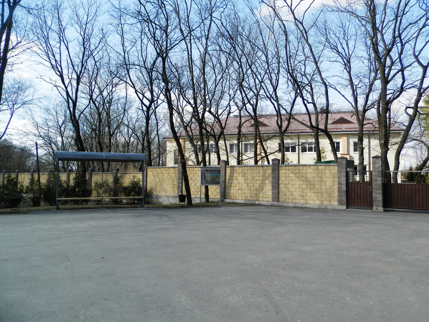 &quot;Жемчужина Приднепровья&quot; (&quot;Перлина Придніпров&#039;я&quot;) Остановка у ворот.