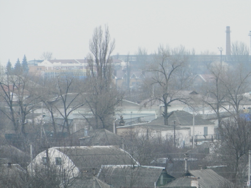 12.03.2016.Вид с переходного моста ст. Синельниково-ІІ на вокзал ст. Синельниково-І (крыша здания в левой верхней четверти снимка).