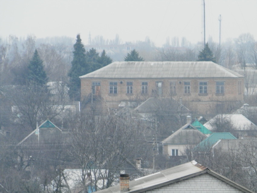Вид с переходного моста ст. Синельниково-ІІ на двухэтажное здание Швейной фабрики.(снято с зумом).