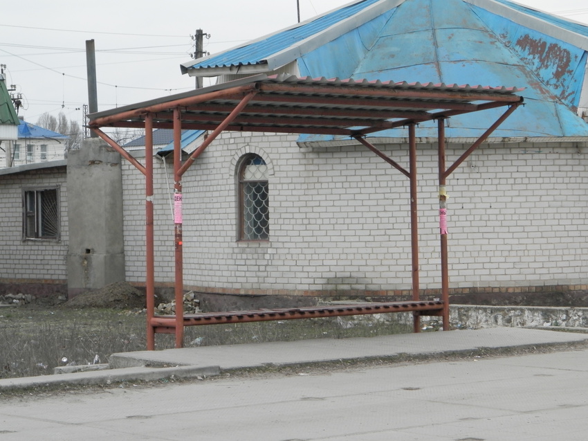 12.03.16.  Автобусная остановка на привокзальной площади ст. Синельниково-ІІ.