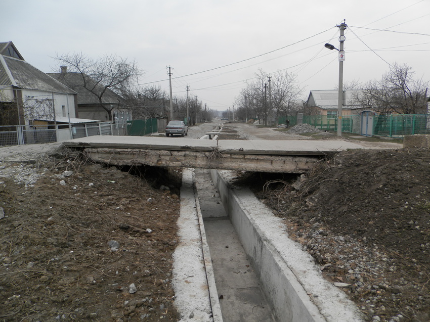 12.03.2016.Новая дренажная система на ул.Жлобы.Пешеходный мостик на месте бывшего железнодорожного.Вид на запад.