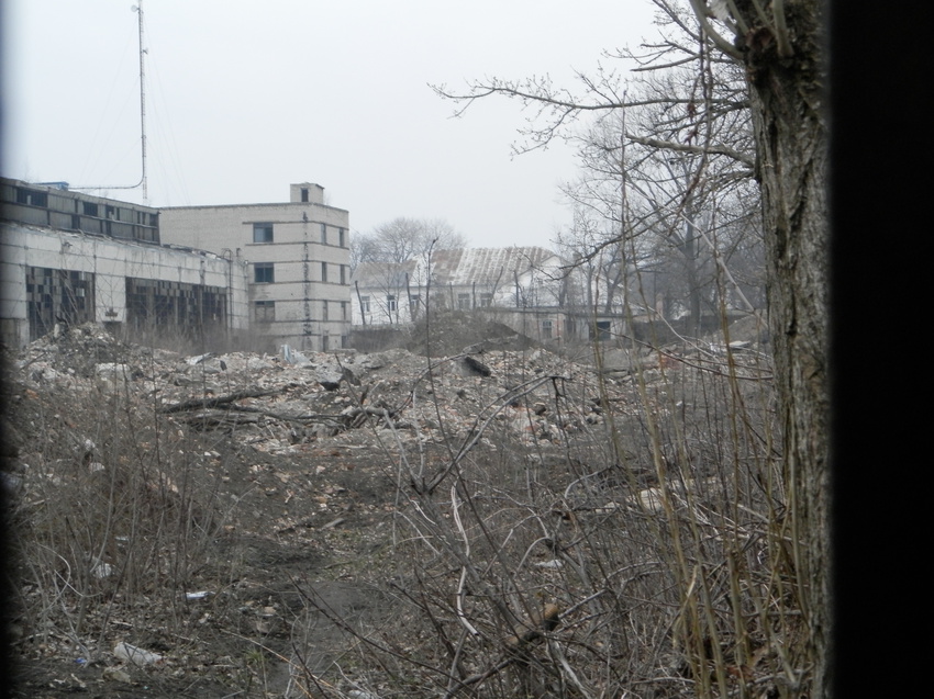 12.03.2016. Разруха на старой площадке рессорного завода.Слева-бывший цех собственного станкостроения.Впереди за следующим забором-белое здание-ДК &quot;Родина&quot;.