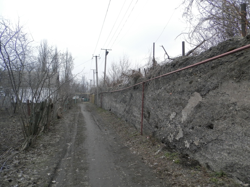 12.03.2016.Вид на начало (на восток) нечётной стороны улицы Гурджуанская.Справа,за забором-бывшая старая площадка рессорного завода.Впереди-тупик.