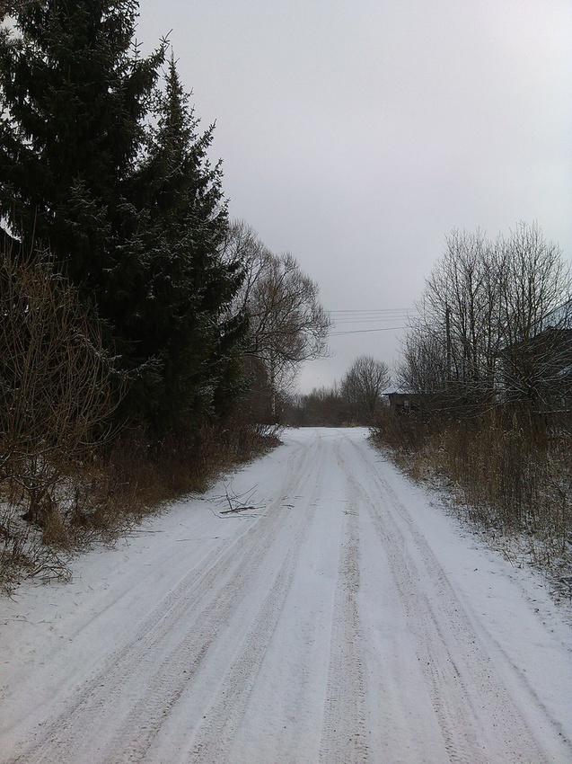 Въезд в деревню Попцово (справа видно угол старого магазина)