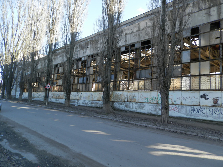 15.03.16.Синельниково.Бывший цех собственного станкостроения на старой площадке рессорного завода.Вид на восток.