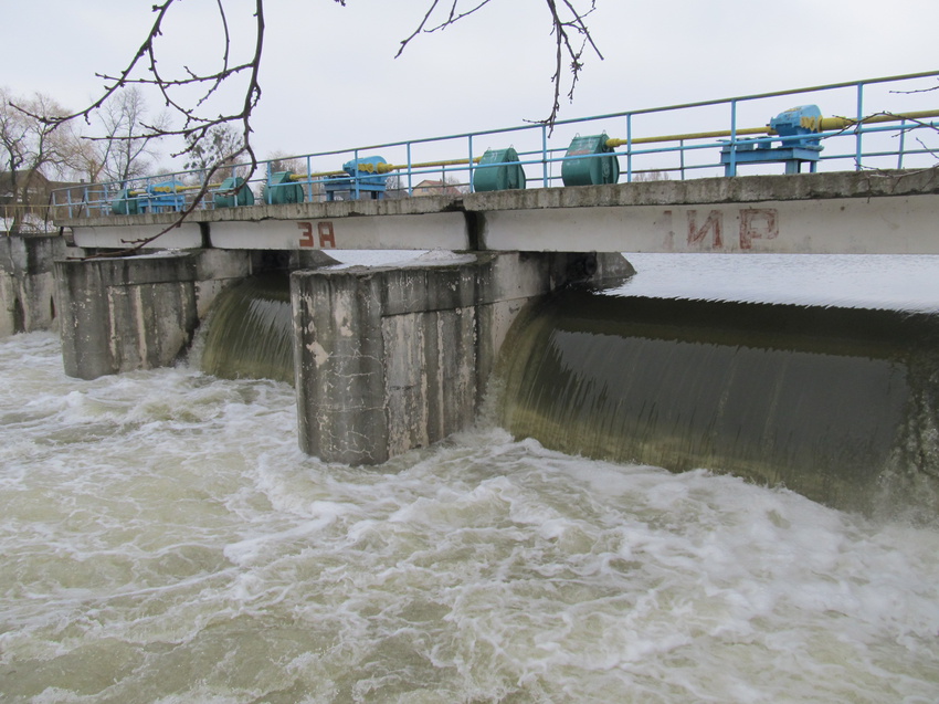 Весняна повінь на дамбі