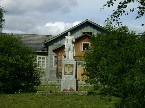 Памятник у клуба