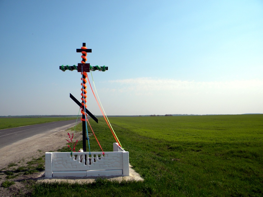Поклонный крест при въезде в село Нижнее Гридино