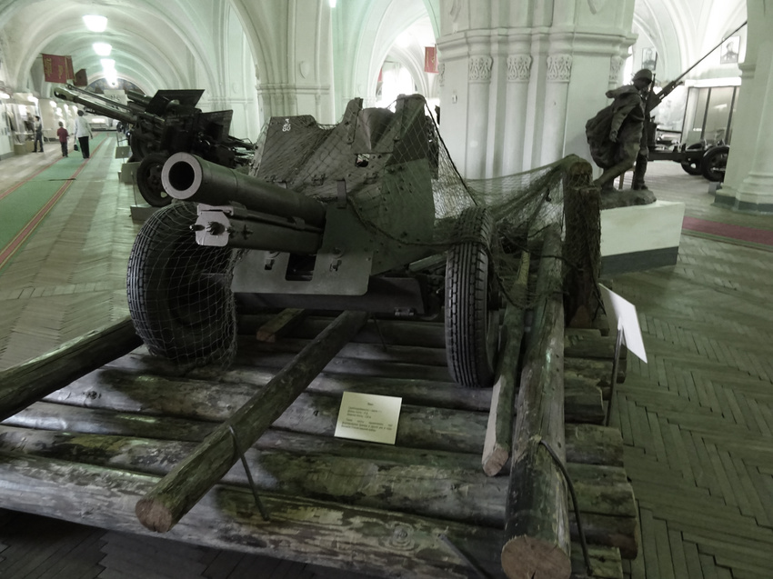 Музей артиллерии, инженерных войск и войск связи. Зал артиллерии в годы Великой Отечественной войны.