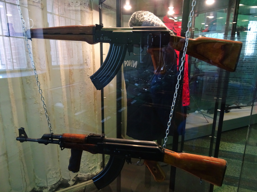 Музей артиллерии, инженерных войск и войск связи. Зал Калашникова.