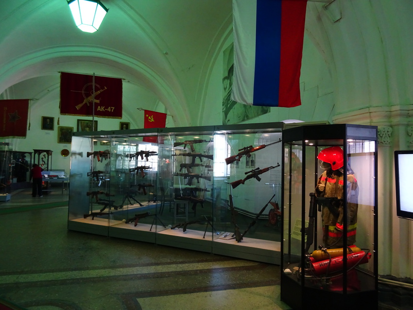 Музей артиллерии, инженерных войск и войск связи. Зал Калашникова.