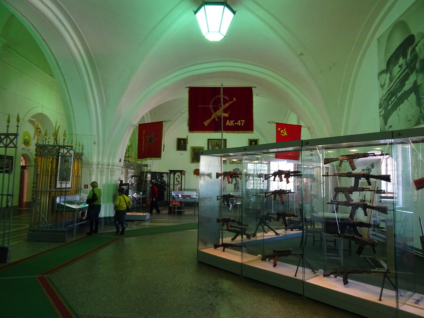Музей артиллерии, инженерных войск и войск связи. Зал Калашникова.