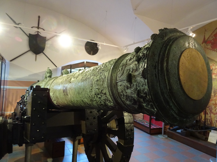 Музей артиллерии, инженерных войск и войск связи. Рыцарский зал.