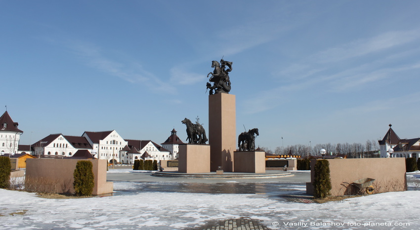 Памятник русской кавалерии на территории  КСК &quot;Левадия&quot;