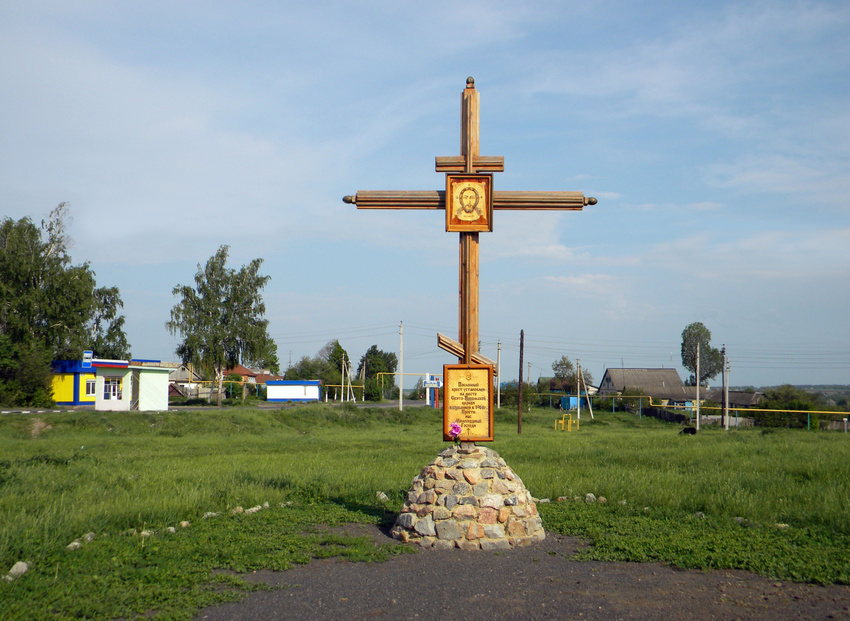 Поклонный крест на месте уничтоженной Свято-Никольской церкви