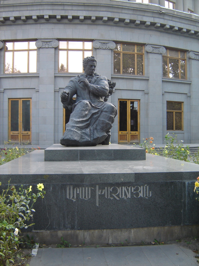 Ереван. Памятник Араму Хачатуряну.