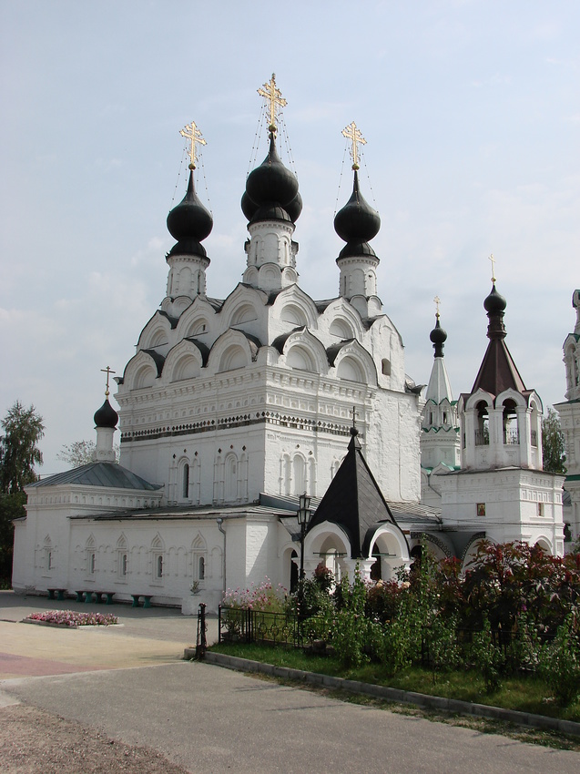 Свято-Троицкий монастырь, где покоятся Петр и Феврония