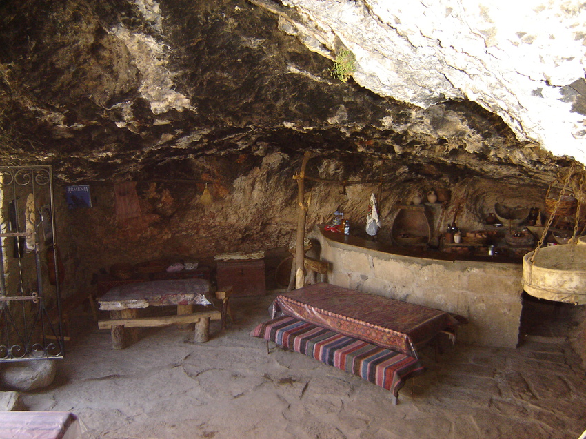 Амагу. Летнее кафе в пещере.