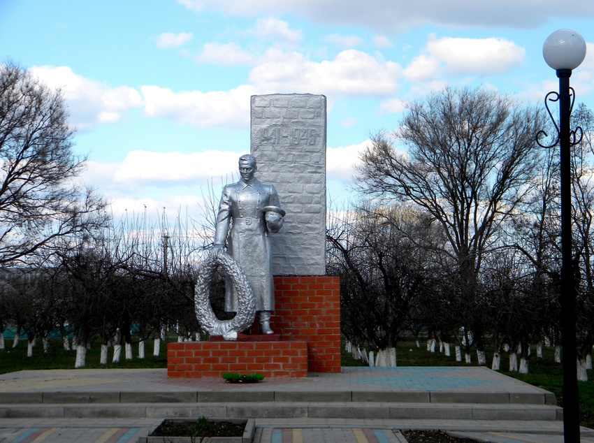 Братская могила 122 советских воинов