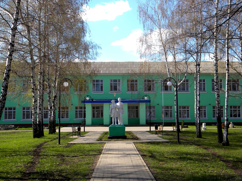 Здание школы в селе  Новая Слободка