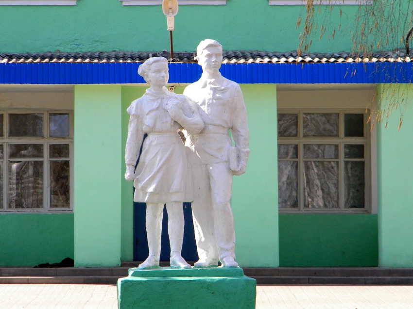 Здание школы в селе  Новая Слободка