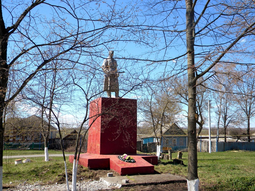 Братская могила 13 советских воинов