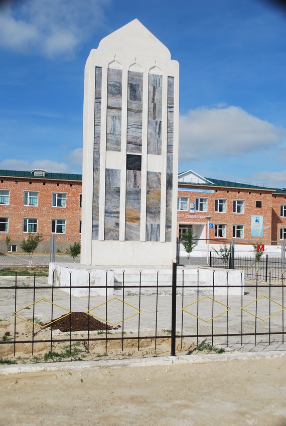 Памятная стела воздвигнутая в Абае  в честь Каракумского Курултая  внесщий большой вклад  за освобождения из Джунгарского захватничество