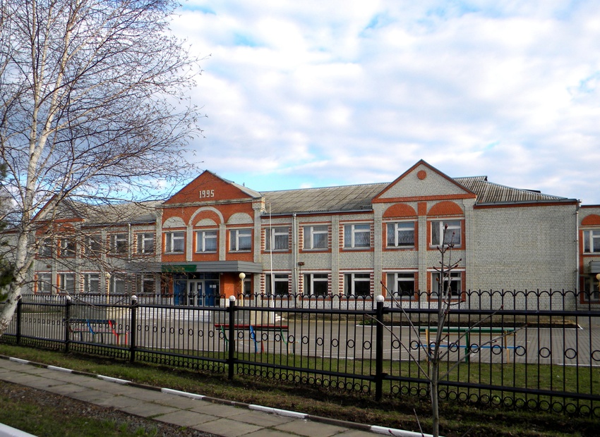 Здание школы в селе  Плотавец