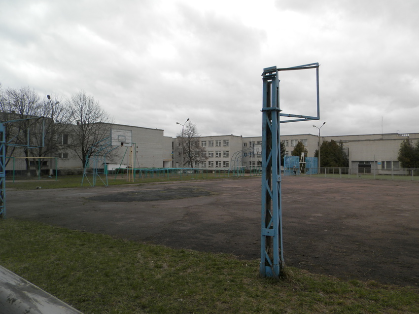 Верхнеднепровск.2 апреля 2016 года.Спортивная площадка СШ №5.