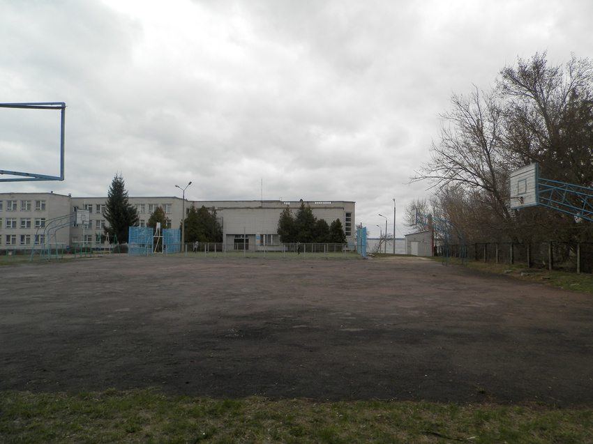 Верхнеднепровск.2 апреля 2016 года.Спортивная площадка СШ №5.