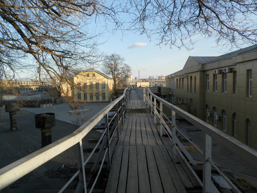 Переходной мост над территорией тепловозоремонтного завода с ул.Краснозаводской к железнодорожному вокзалу.