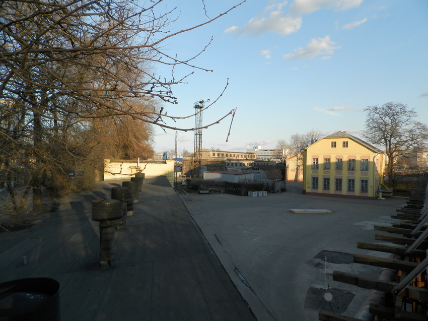 Переходной мост над территорией тепловозоремонтного завода с ул.Краснозаводской к железнодорожному вокзалу.Заводское здание.