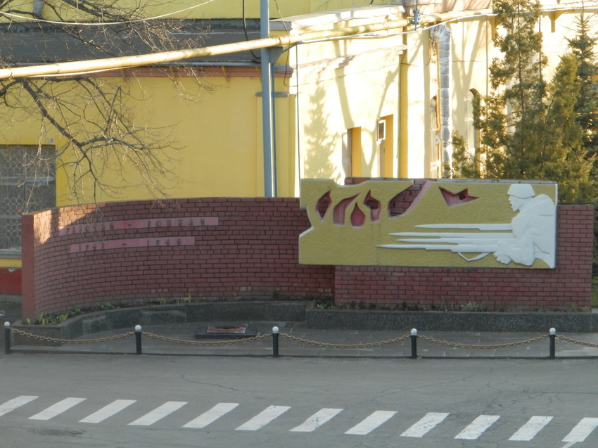 Переходной мост над территорией тепловозоремонтного завода с ул.Краснозаводской к железнодорожному вокзалу.Памятная стела на заводе.