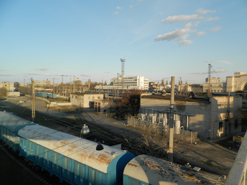 Переходной мост над территорией тепловозоремонтного завода с ул.Краснозаводской к железнодорожному вокзалу.Вид на станцию Днепропетровск-Главный.