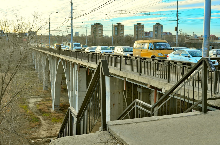 Астраханский мост через реку Царица.