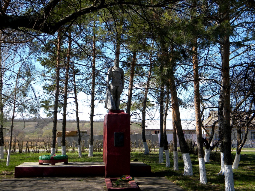 Братская могила 34 советских воинов