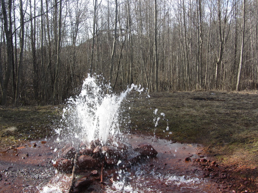 Плоское, природный фонтан с серо-водородной водой