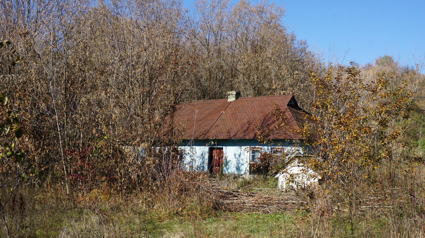 Заброшенная хатка около стадиона.